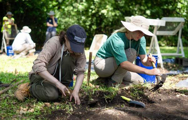 University of 南 阿拉巴马州 senior Grace Barrentine, 左, swiched her major to archaeology after taking an introductory class. She also is studying biology 和 plans to combine her two passions by becoming an underwater archaeologist.